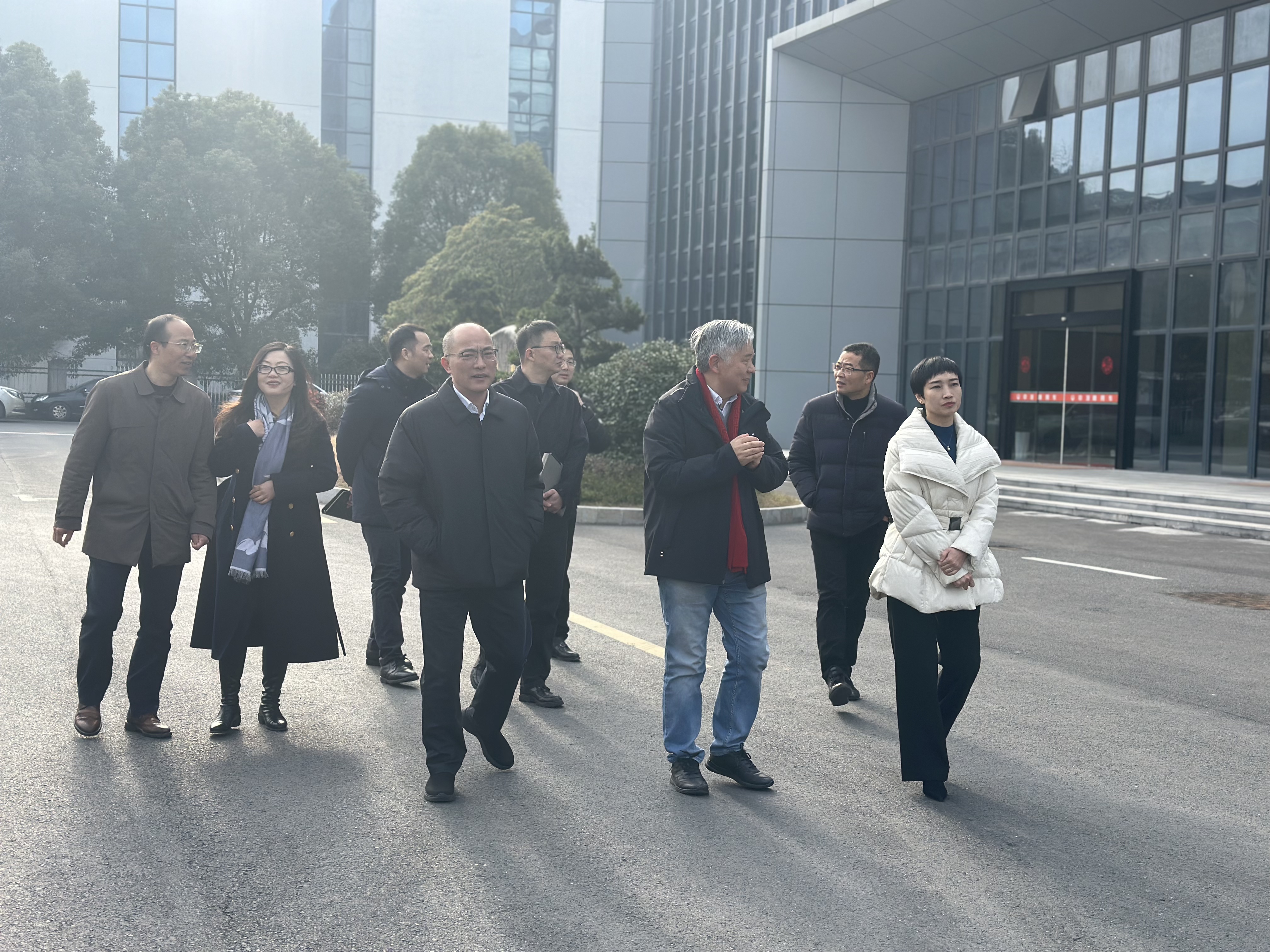 桐庐县委副书记、县长张蕙娜一行莅临中汽桐庐工厂视察！